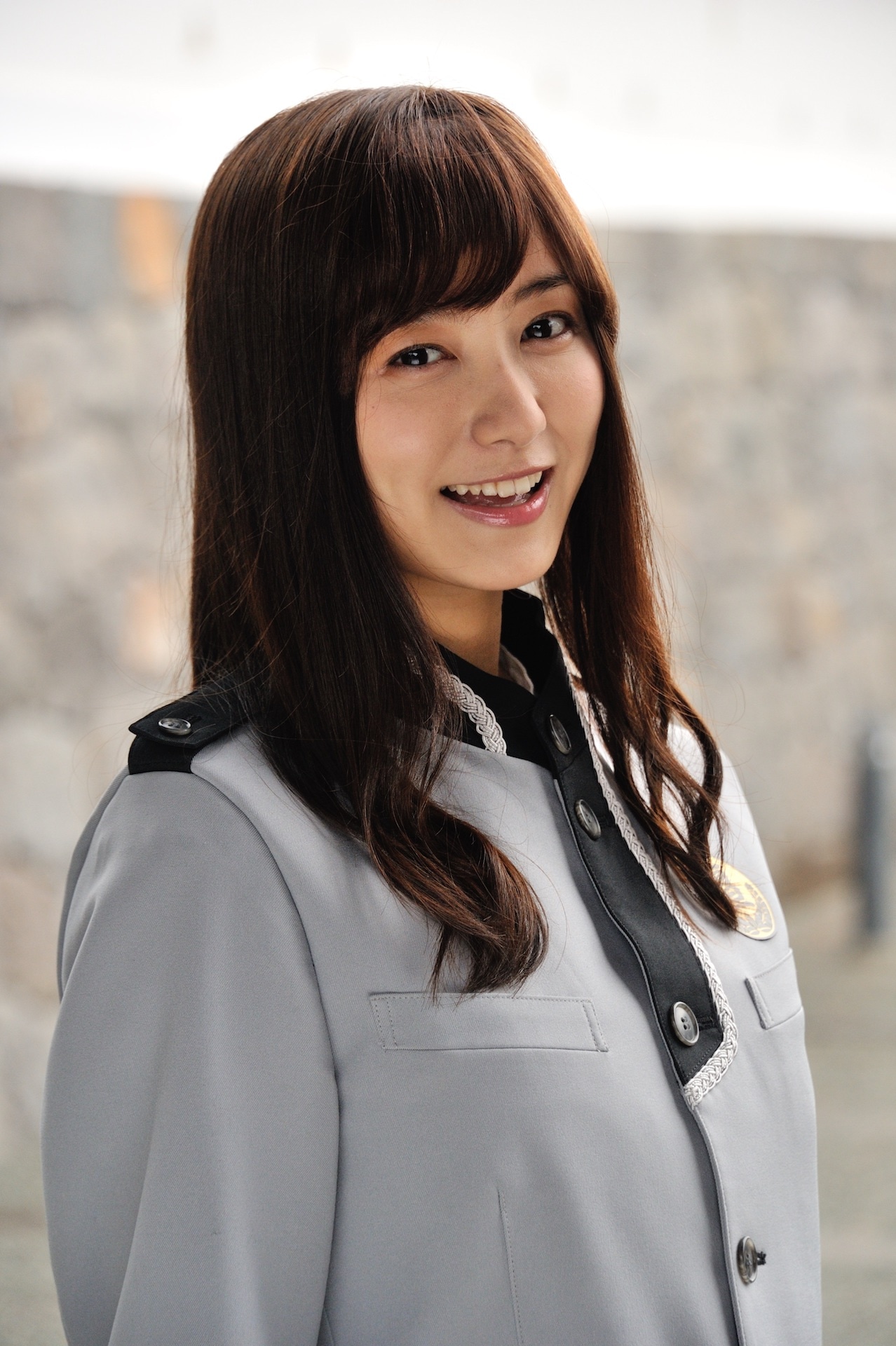 高田里穂演じる泉比奈。