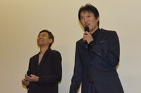 左から監督の熊澤尚人、千原ジュニア。