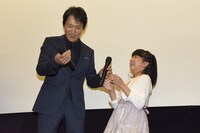 マイクの電源が入らないことに気付き、笑う千原ジュニア（左）と平尾菜々花（右）。