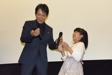 マイクの電源が入らないことに気付き、笑う千原ジュニア（左）と平尾菜々花（右）。