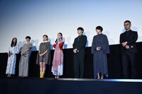 「生きてるだけで、愛。」完成披露の様子。