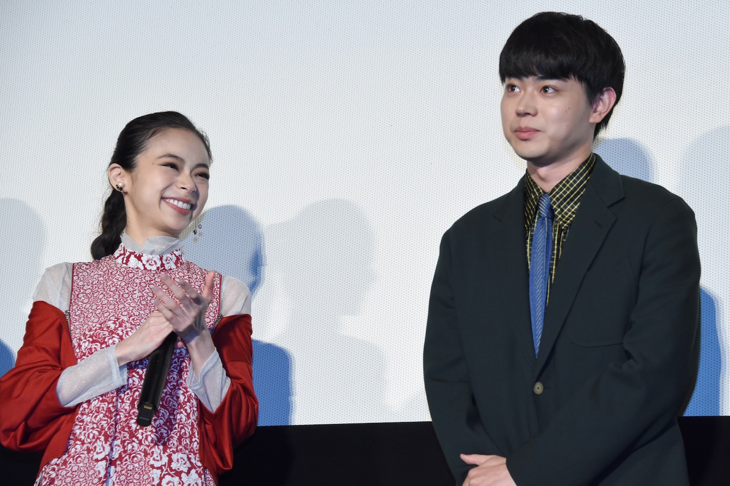 左から趣里、菅田将暉。