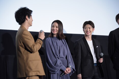 「ハナレイ・ベイ」公開記念舞台挨拶の様子。左から村上虹郎、吉田羊、佐野玲於。