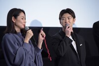 誕生石のプレゼントに感激する吉田羊（左）と、佐野玲於（右）。