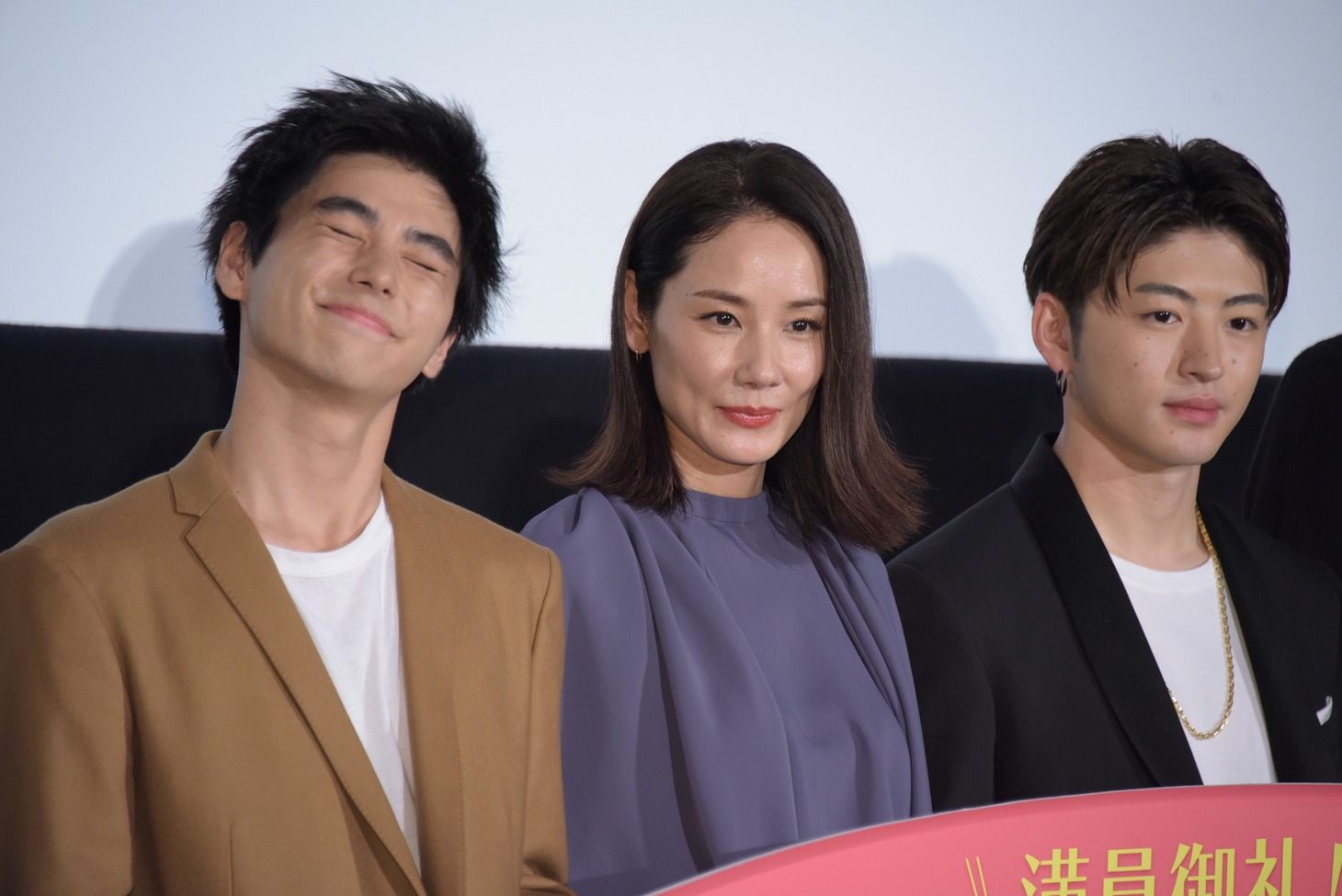 「ハナレイ・ベイ」公開記念舞台挨拶の様子。左から村上虹郎、吉田羊、佐野玲於。