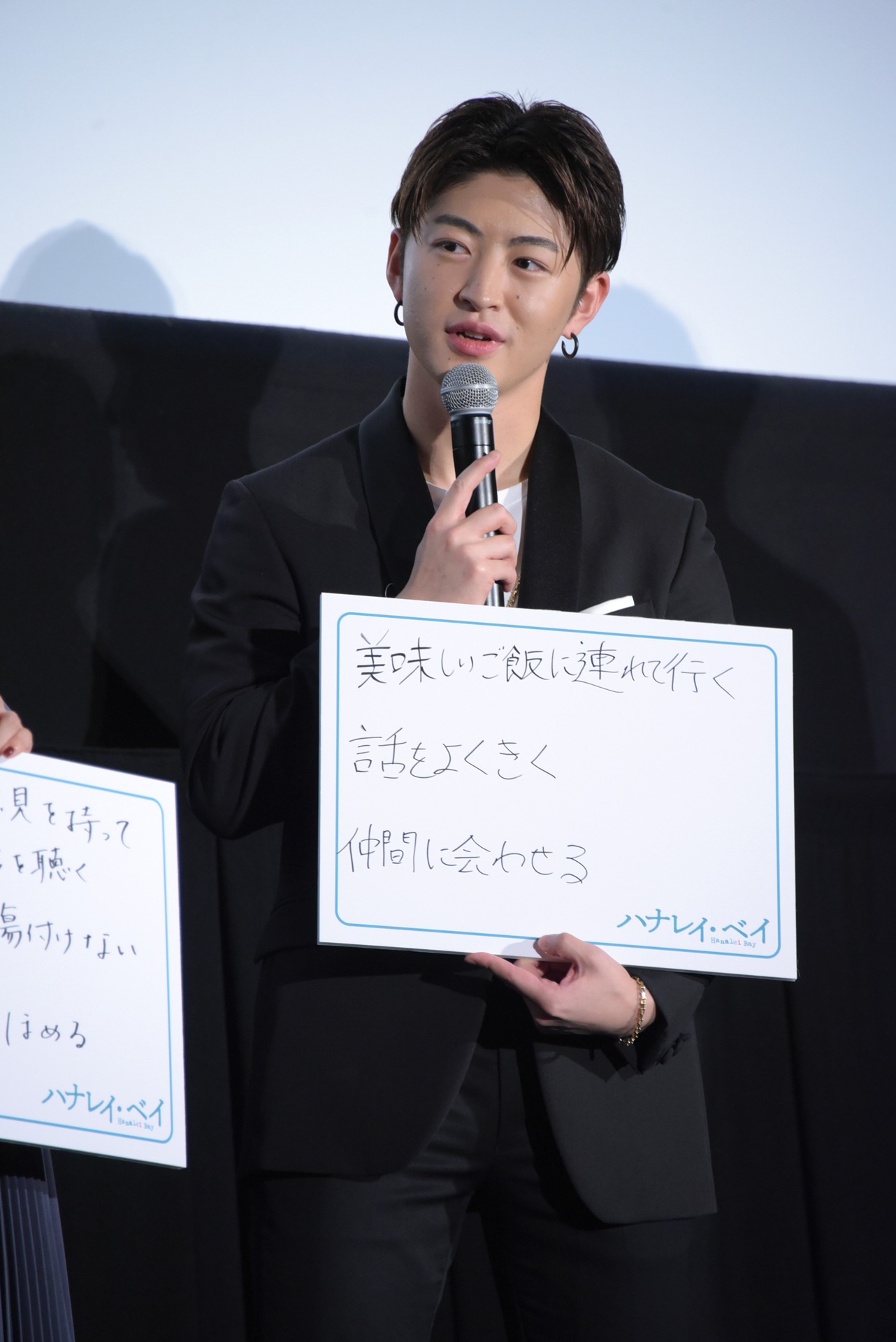 “異性にモテるための3箇条”をテーマにトークする佐野玲於。