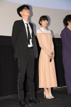 左から成田凌、橋本愛。