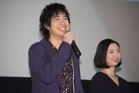 左から渡辺大知、山内マリコ。