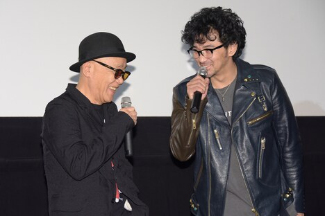 左から廣木隆一、村上淳。