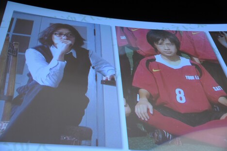 舞台挨拶で披露されたキャスト陣のおよそ10年前の写真。左から村上淳、成田凌。