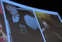 舞台挨拶で披露されたキャスト陣のおよそ10年前の写真。左から橋本愛、渡辺大知。