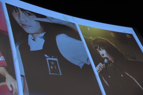 舞台挨拶で披露されたキャスト陣のおよそ10年前の写真。左から橋本愛、渡辺大知。