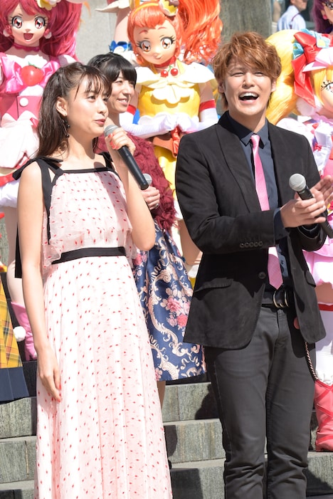 左から山本美月、宮野真守。