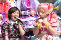 左から引坂理絵、キュアエール。