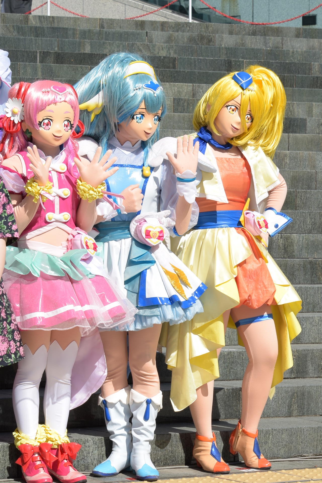 左からキュアエール、キュアアンジュ、キュアエトワール。