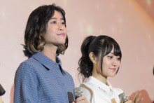 左から本泉莉奈、小倉唯。