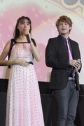 左から山本美月、宮野真守。