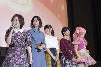 左から引坂理絵、本泉莉奈、小倉唯、田村奈央、キュアエール。
