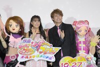 「映画HUGっと！プリキュア▽ふたりはプリキュア オールスターズメモリーズ」完成披露上映会の様子。左からキュアブラック、山本美月、宮野真守、キュアエール。