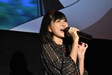 挿入歌「ジンカンバンジージャンプ！」を歌う小林星蘭。
