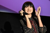 手拍子をする小林星蘭。