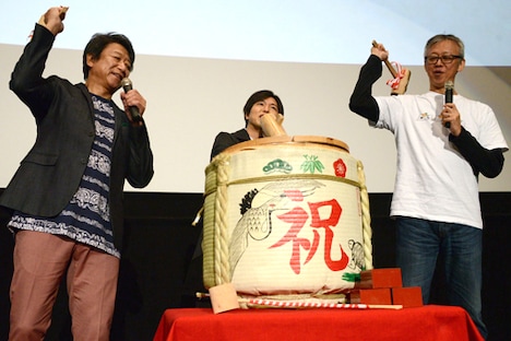 鏡開きの練習で、一足早く木槌を振り下ろしてしまう神谷浩史（中央）。