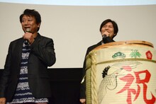 観客に鏡開きのコツを訪ねる井上和彦（左）と神谷浩史（右）。