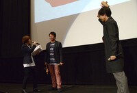 鏡開きのタイミングが合わず、司会者に詰め寄る井上和彦（中央）と神谷浩史（右）。