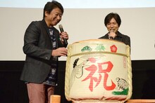 初めての鏡開きにわくわくする井上和彦（左）と神谷浩史（右）。