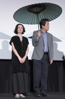 左から原田知世、立川談春。