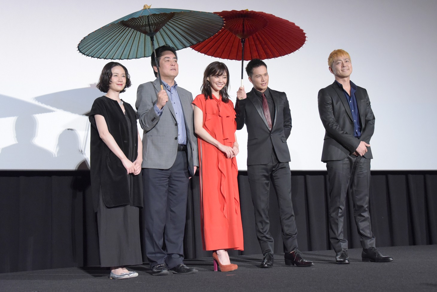 左から原田知世、立川談春、倉科カナ、市原隼人、宅間孝行。