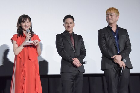 プロデューサーからの感謝の手紙に笑みを浮かべる倉科カナ（左）、市原隼人（中央）、宅間孝行（右）。