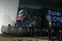 巨大なヴェノムをかたどったトラック。