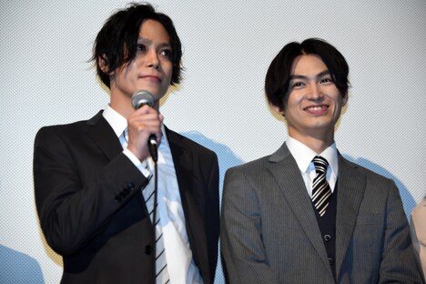 左から玉城裕規、松田凌。