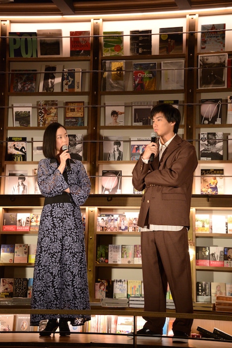 左から黒木華、野村周平。