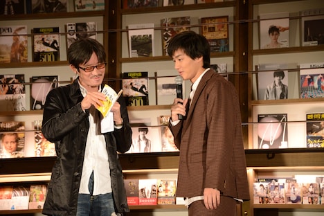 本ソムリエの清水克衛（左）から本の説明を受ける野村周平（右）。