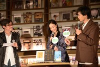 成田凌への推薦図書を当てようとする黒木華（中央）と野村周平（右）。