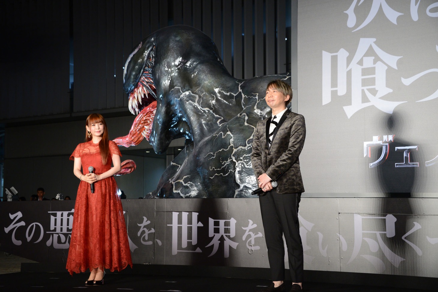 左から中川翔子、諏訪部順一。