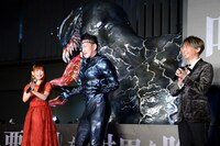 「ヴェノム」ジャパンプレミアにヴェノムの扮装で登場した中村獅童（中央）と、共演者の諏訪部順一（右）、中川翔子（左）。