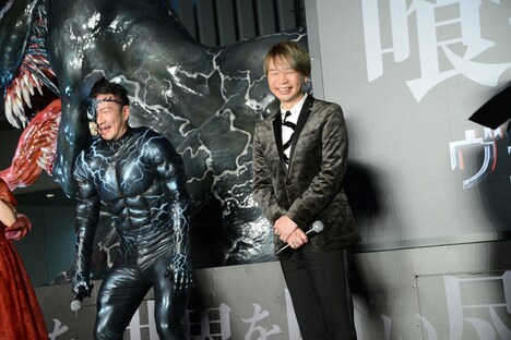 左から中村獅童、諏訪部順一。