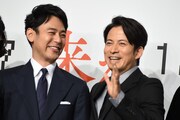 左から妻夫木聡、岡田准一。