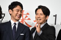 左から妻夫木聡、岡田准一。