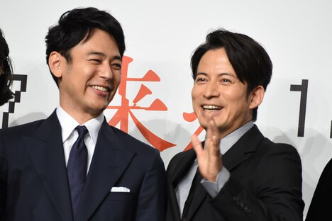 左から妻夫木聡、岡田准一。