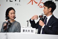 左から黒木華、妻夫木聡。