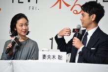 左から黒木華、妻夫木聡。