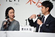 左から黒木華、妻夫木聡。