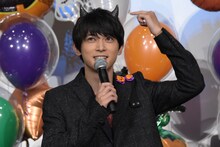 角を指差す吉沢亮。