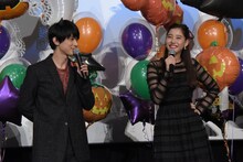 左から吉沢亮、新木優子。