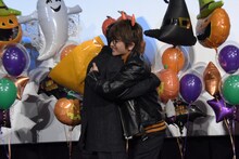 ハグを交わす吉沢亮（左）とNissy（右）。