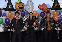 トリコダンスをする吉沢亮（左）、新木優子（中央）、Nissy（右）。